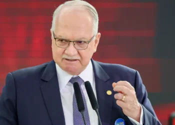Fachin dá 5 dias para Mendonça e Paulo Gonet responderem acusação de Moraes