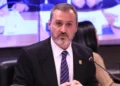 Ministro Flavio Dino manda reintegrar Andrei Rodrigues no comando da PF