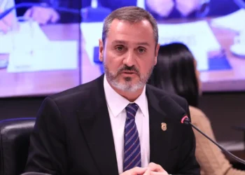 Dino manda reintegrar Andrei Rodrigues no comando da PF