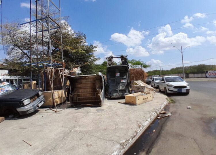 PMT faz operação para desobstruir calçadas na Avenida Maranhão