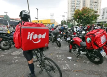 Brasil tem 2 milhões de pessoas que trabalham por meio de aplicativos, diz IBGE