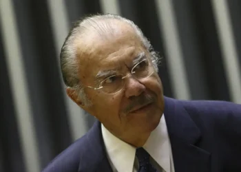 Ex-presidente José Sarney segue internado em hospital de São Paulo