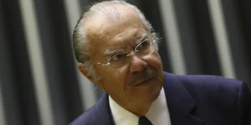 Ex-presidente José Sarney segue internado em hospital de São Paulo