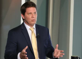 Dino cita risco de evasão e proíbe deputado Mario Frias de deixar país