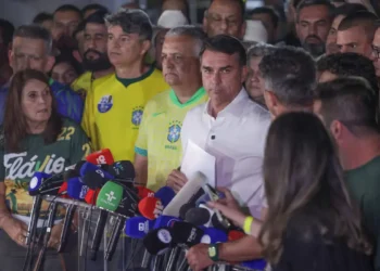 Moraes manda Flávio Bolsonaro entregar passaporte e o proíbe de deixar o país