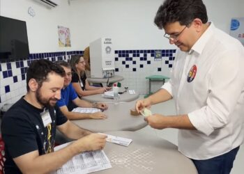 Rafael Fonteles vota e afirma que acredita da vitória de Lula