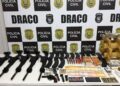 PM prende casal e apreende cinco fuzis, dinheiro e drogas em Teresina