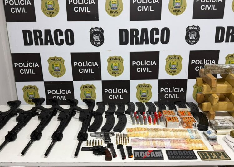 PM prende casal e apreende cinco fuzis e drogas em Teresina