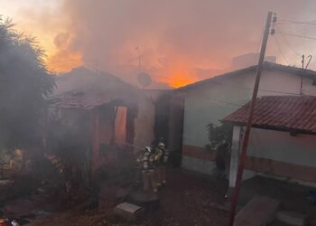 Incêndio de grandes proporções destrói residência em Picos