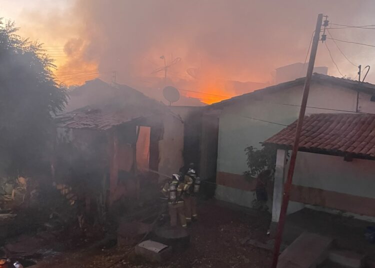 Incêndio de grandes proporções destrói residência em Picos