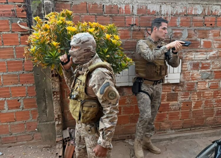 Polícia cumpre mandados contra suspeito de ameaçar delegado
