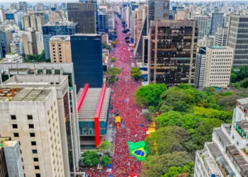 Ato pela reeleição de Lula leva milhares à Avenida Paulista