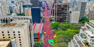 Ato pela reeleição de Lula leva milhares à Avenida Paulista