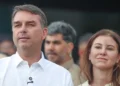 Avião com Flávio Bolsonaro e família segue para Miami, EUA