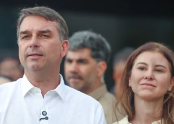 Avião com Flávio Bolsonaro e família segue para Miami, EUA