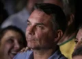 Em sabatina, Flávio Bolsonaro não explica propostas e faz acusações sem provas