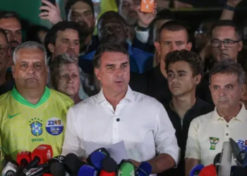 Flávio Bolsonaro não reconhece vitória de Lula e tentará anulação do pleito