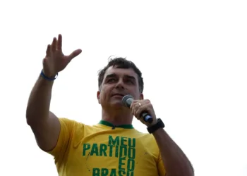 Senador Flávio Bolsonaro foge do Brasil e já está nos EUA