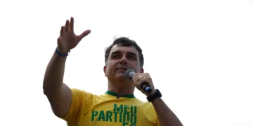 Senador Flávio Bolsonaro foge do Brasil e já está nos EUA