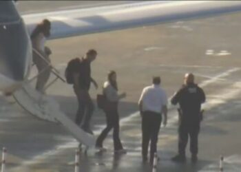 Aeronave com Flávio Bolsonaro e família pousa em Miami, EUA