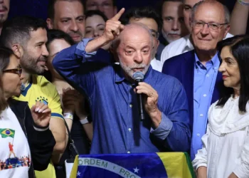 “Vamos mudar o jeito de governar este país”, diz Lula após vitória