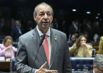 Senado do PSD, Omar Aziz é eleito governador do Amazonas