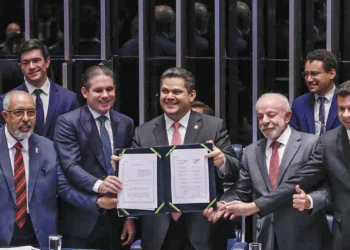 Promulgada PEC do fim da 6×1; escala 5×2 começa em 60 dias