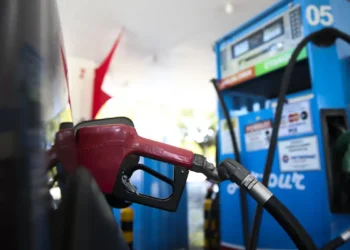 Governo zera impostos federais sobre a gasolina por um mês