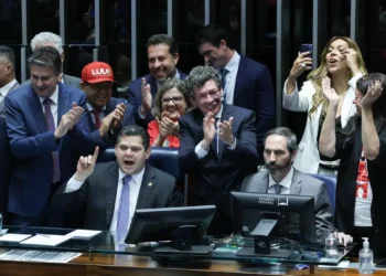 Senado aprova fim da escala 6×1 e redução da jornada de trabalho
