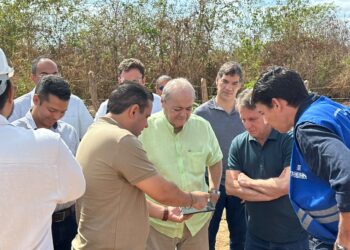 Prefeito Silvio Mendes vistoria obras da galeria do Torquato Neto, zona Sul de Teresina